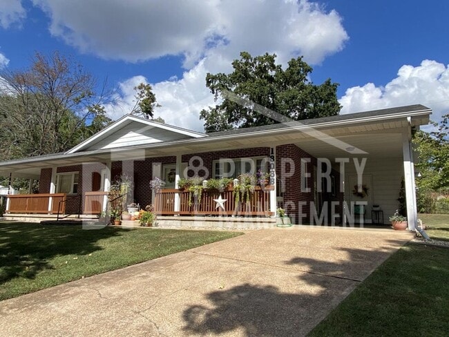 property at 1805 Colonial Dr