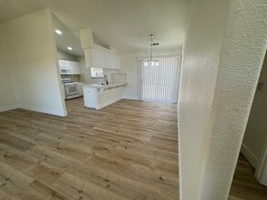 1298 W Cortner St in Hanford, CA - Building Photo - Building Photo