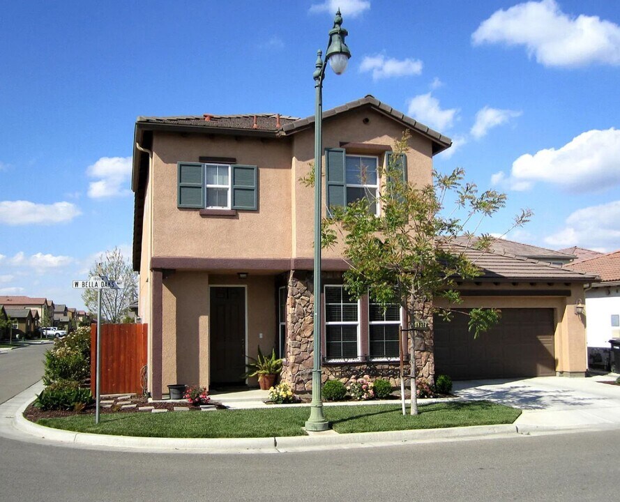 1834 W Bella Oaks Way in Hanford, CA - Building Photo
