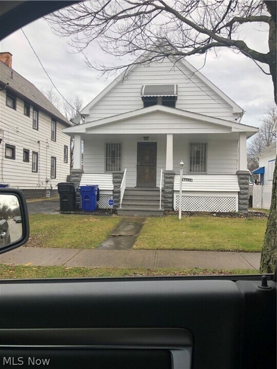 9905 Dunlap Ave in Cleveland, OH - Building Photo