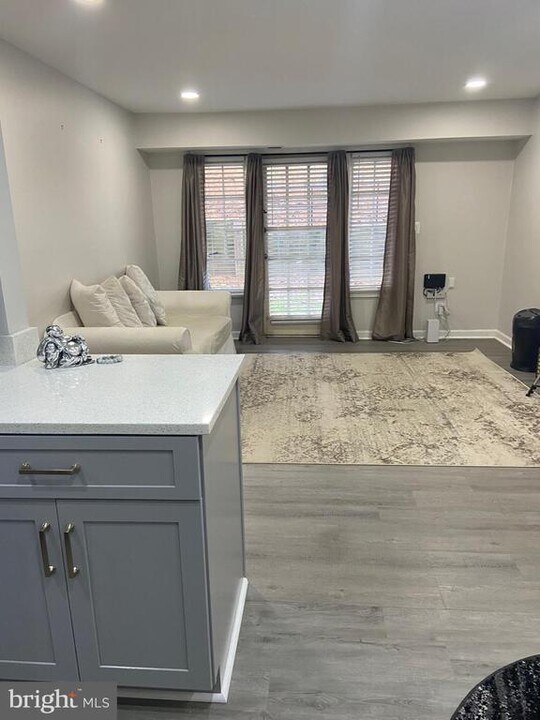 5900 Surrey Hill Pl in Springfield, VA - Building Photo