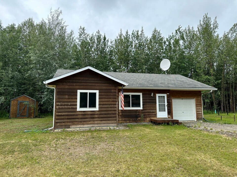 2100 Mavencamp Cir in North Pole, AK - Building Photo