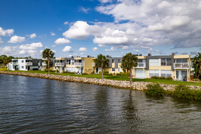 Sailpoint Bay Apartments in Daytona Beach, FL - Building Photo - Building Photo