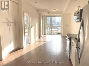 150 Sabina Dr in Oakville, ON - Building Photo - Building Photo