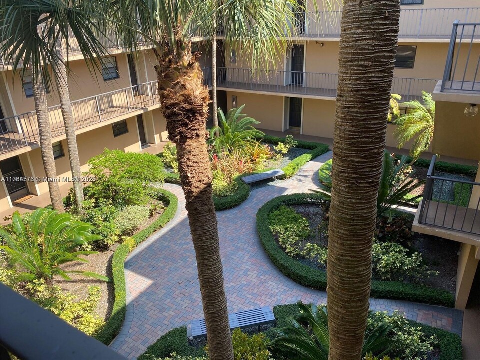 10525 SW 112th Ave, Unit 212 in Miami, FL - Building Photo