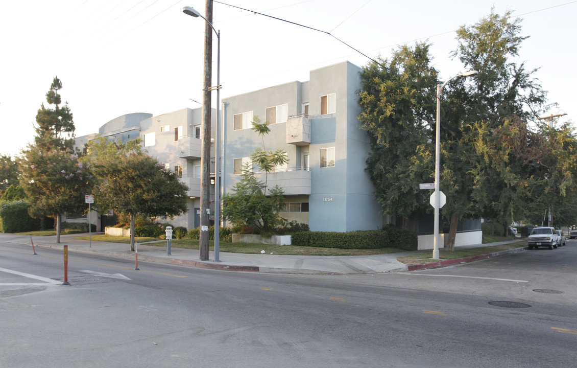 11754 Vanowen St in North Hollywood, CA - Building Photo