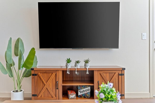 property at 711 W Broadway Rd