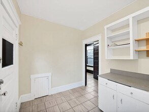 305 Charlton Ave W in Hamilton, ON - Building Photo - Building Photo