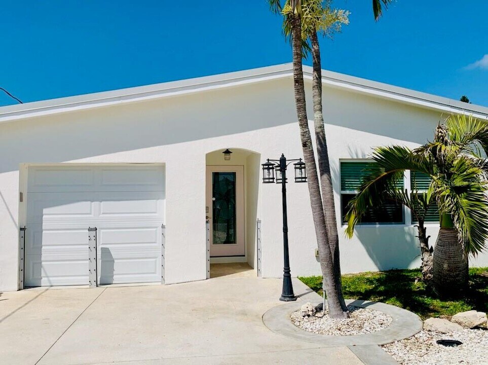 14162 W Parsley Dr in Madeira Beach, FL - Building Photo
