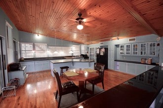 16216 Stewart Rd in Austin, TX - Foto de edificio - Building Photo