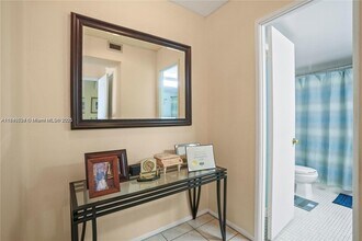 1680 NE 191st St in Miami, FL - Foto de edificio - Building Photo