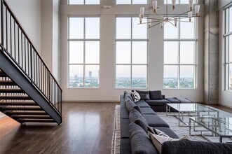 4899 Montrose Blvd in Houston, TX - Foto de edificio - Building Photo