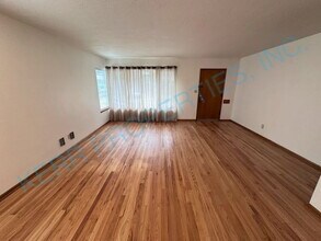 1325 SE Salmon St in Portland, OR - Building Photo - Building Photo