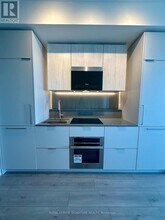 1 Fairview Rd E in Mississauga, ON - Building Photo - Building Photo