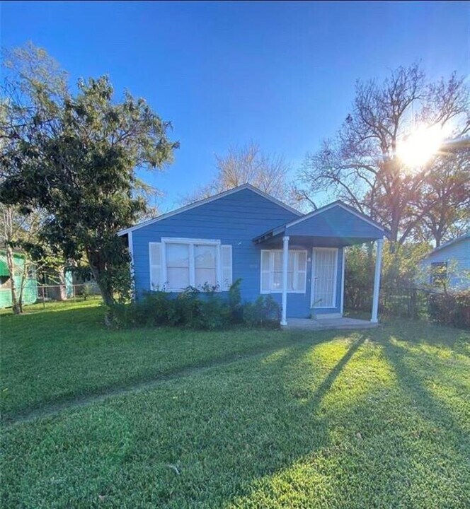 5618 E Crosstimbers St in Houston, TX - Building Photo