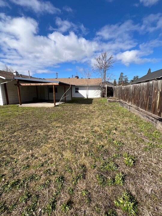 739 NE 7th St in Grants Pass, OR - Building Photo