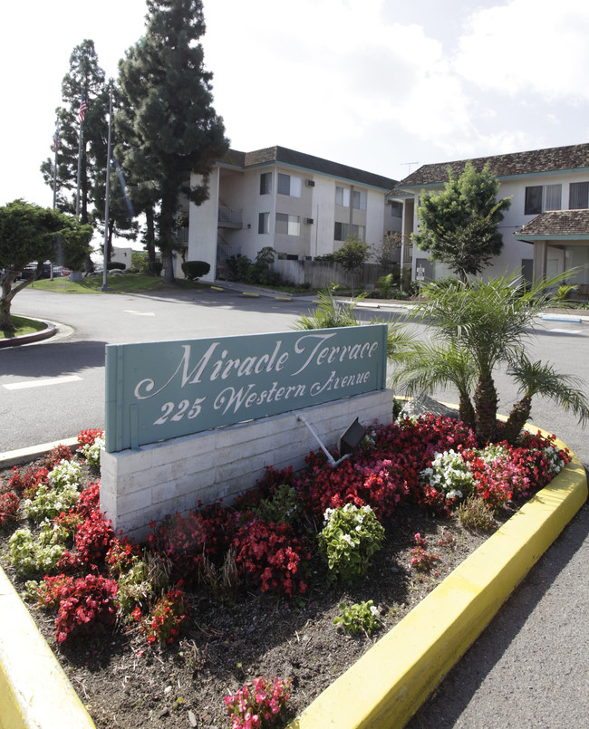 Miracle Terrace Apartments in Anaheim, CA - Foto de edificio - Building Photo