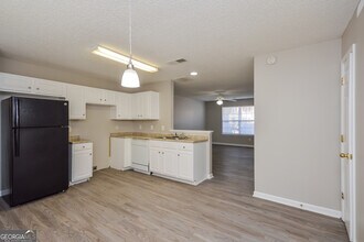 325 Coral Cir in Mcdonough, GA - Foto de edificio - Building Photo