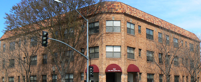 Delta Plaza Apartments in Stockton, CA - Foto de edificio - Building Photo