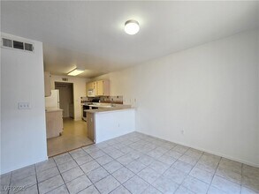 10244 Tree Bark St in Las Vegas, NV - Foto de edificio - Building Photo