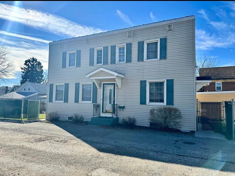 633 W 26th St, Unit 633 and a half #1 in Erie, PA - Building Photo