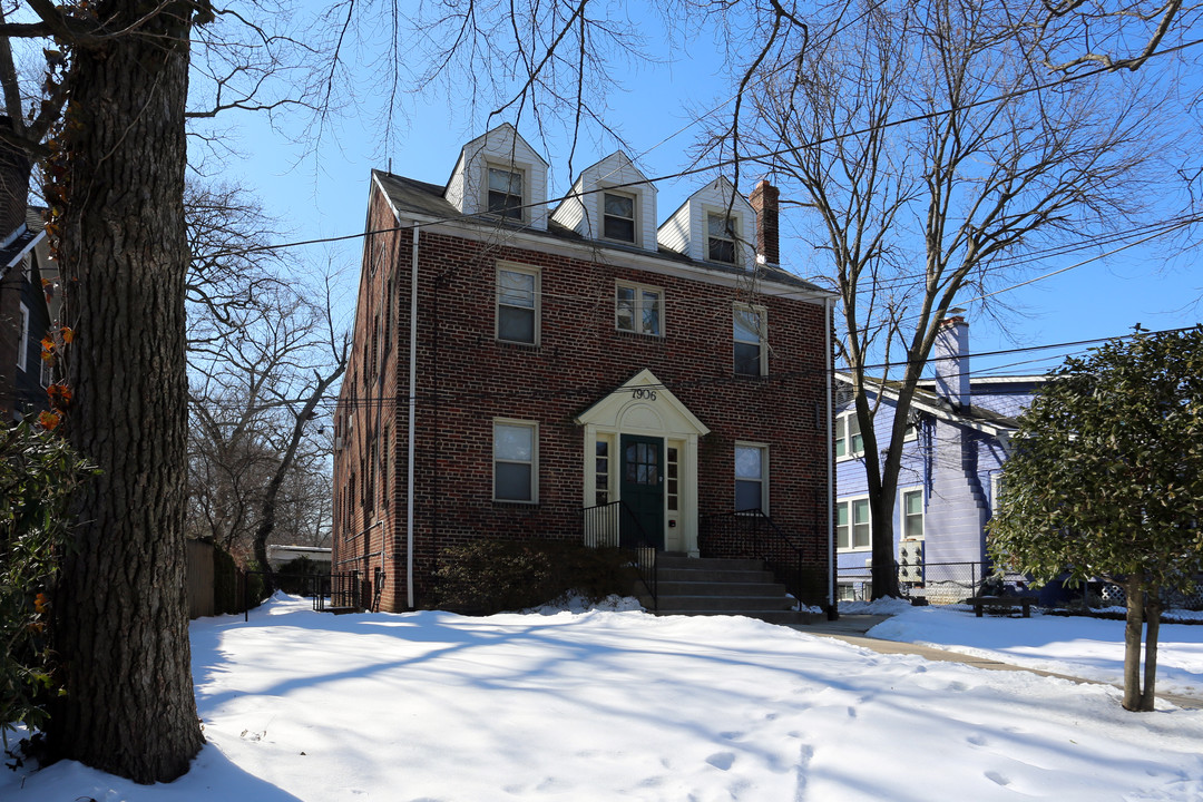 7906 Flower Ave in Takoma Park, MD - Foto de edificio