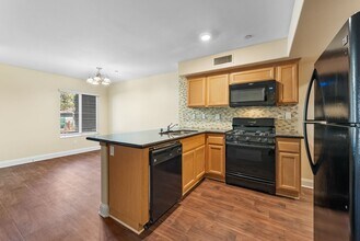 Corona Pointe Townhomes in Riverside, CA - Foto de edificio - Building Photo
