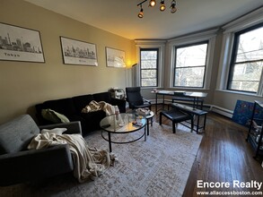 22 Littell Rd, Unit 3 in Brookline, MA - Foto de edificio - Building Photo