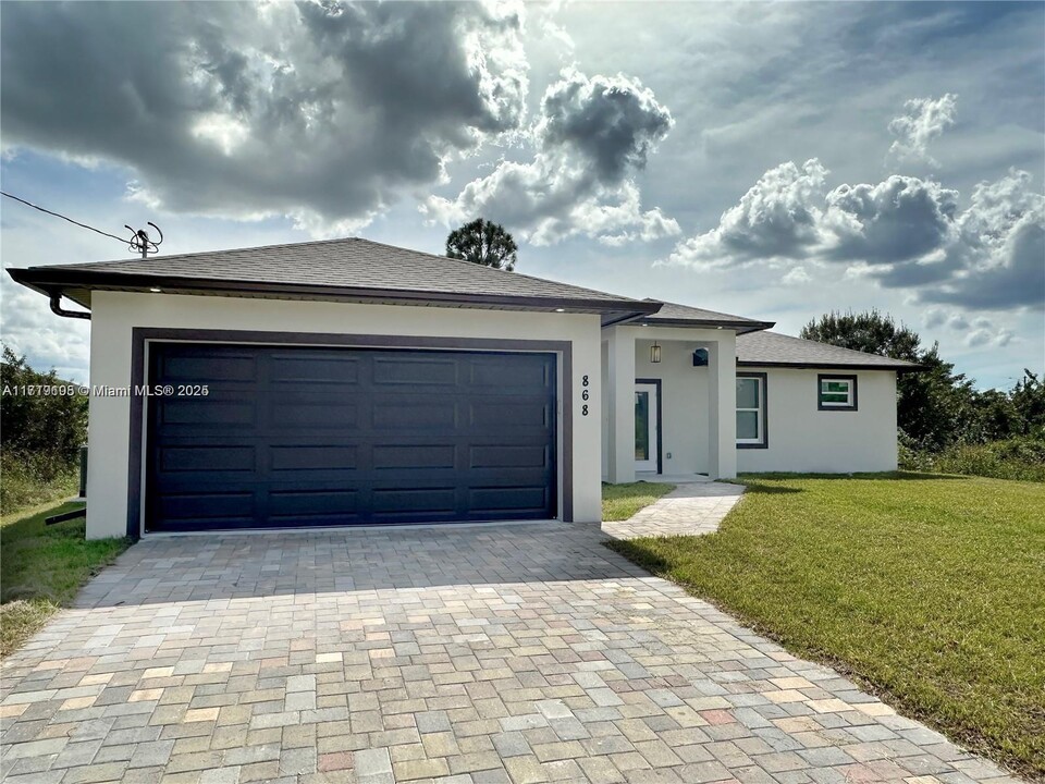 868 Cervantes St E in Lehigh Acres, FL - Building Photo