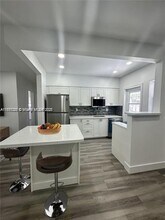280 NE 169th St in North Miami Beach, FL - Building Photo - Building Photo