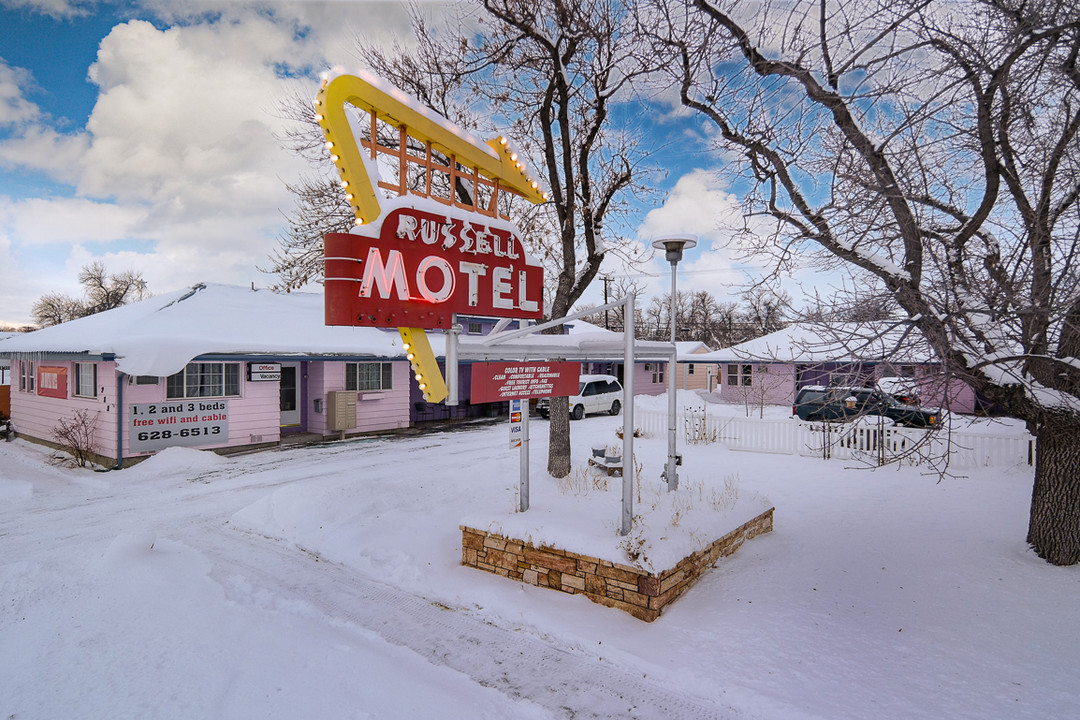 1403 E Main St in Laurel, MT - Building Photo