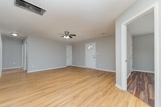 201 Tuckaseege Rd in Mount Holly, NC - Foto de edificio - Building Photo