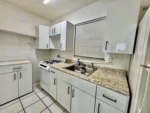 734 E 41st St in Hialeah, FL - Foto de edificio - Building Photo
