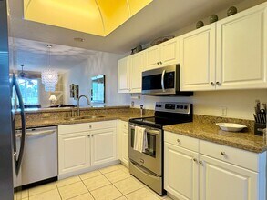 5330 Hyland Hills Ave in Sarasota, FL - Building Photo - Building Photo