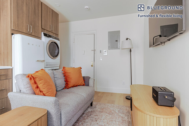 82 Washington Pl in New York, NY - Building Photo - Building Photo