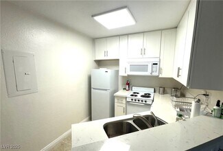 520 Elm Dr in Las Vegas, NV - Building Photo - Building Photo
