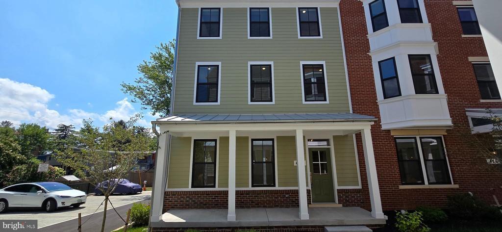 418 Chapel Alley in Frederick, MD - Building Photo
