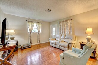 141 SE Serenata Ct in Port St. Lucie, FL - Building Photo - Building Photo