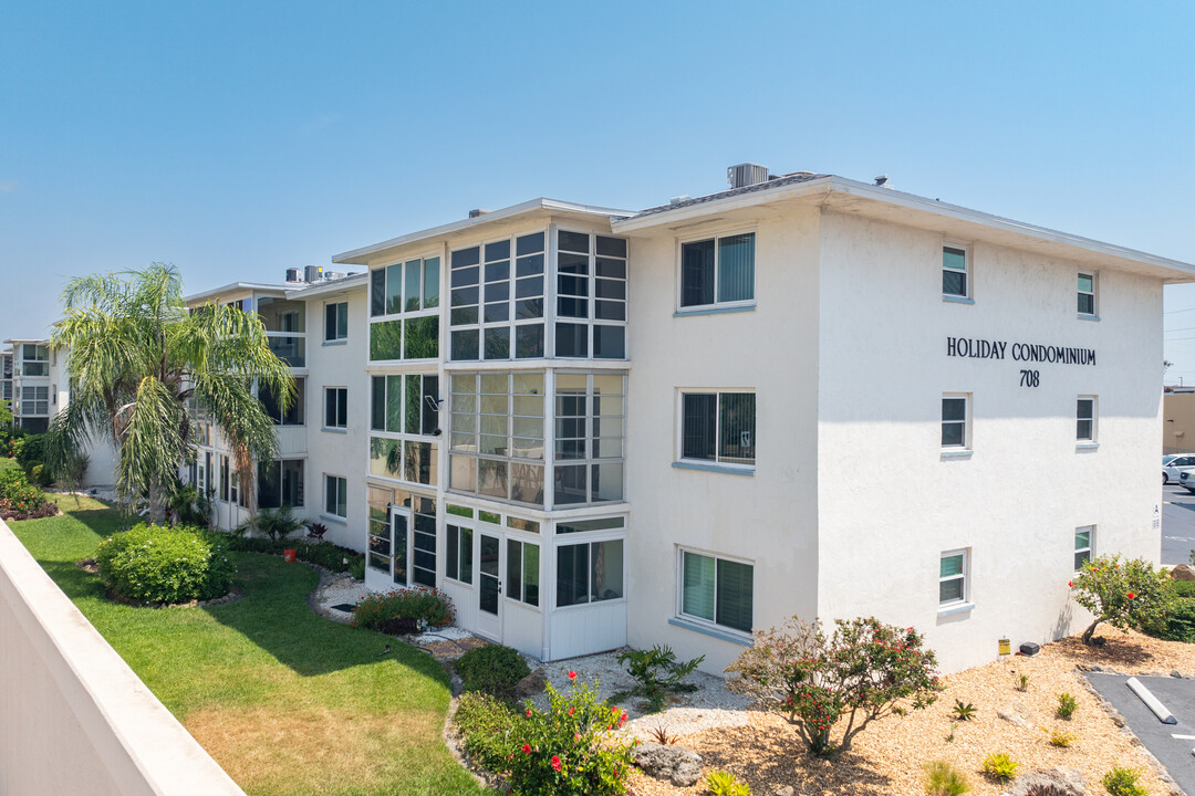 Holiday Condominiums in Venice, FL - Building Photo