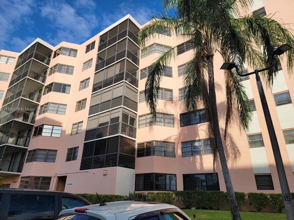20840 San Simeon Way-Unit -107 in Miami, FL - Building Photo