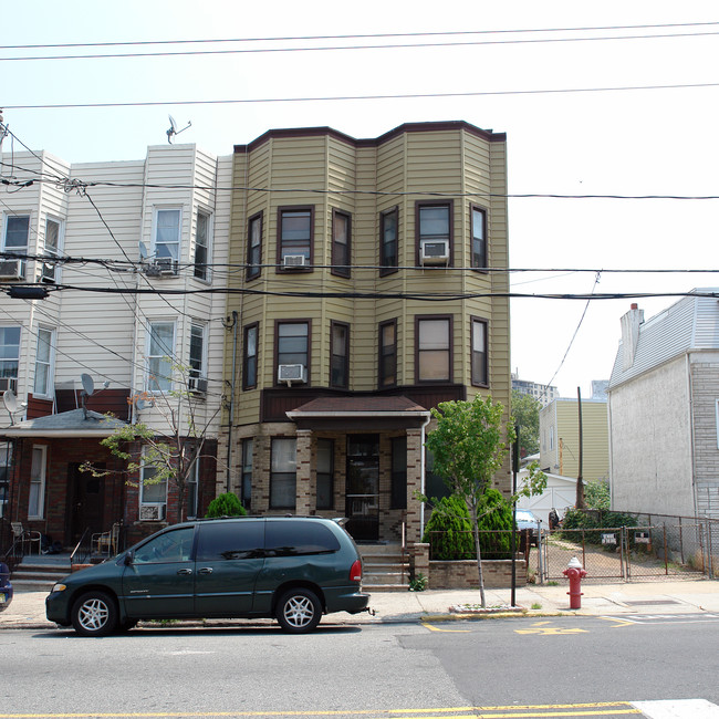 1810 Palisade Ave in Union City, NJ - Foto de edificio - Building Photo