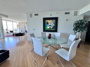601 NE 36th St, Unit 1403 in Miami, FL - Foto de edificio - Building Photo