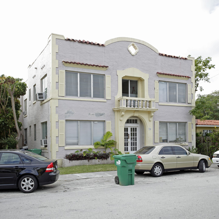 324 Mendoza Ave in Miami, FL - Building Photo