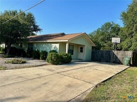 1400 Clyde St in San Marcos, TX - Building Photo