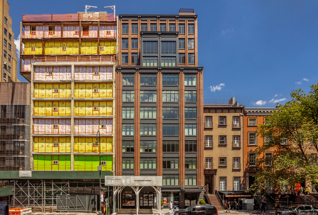 Village Green West in New York, NY - Foto de edificio - Building Photo