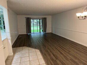 417 Lakeview Dr in Weston, FL - Foto de edificio - Building Photo