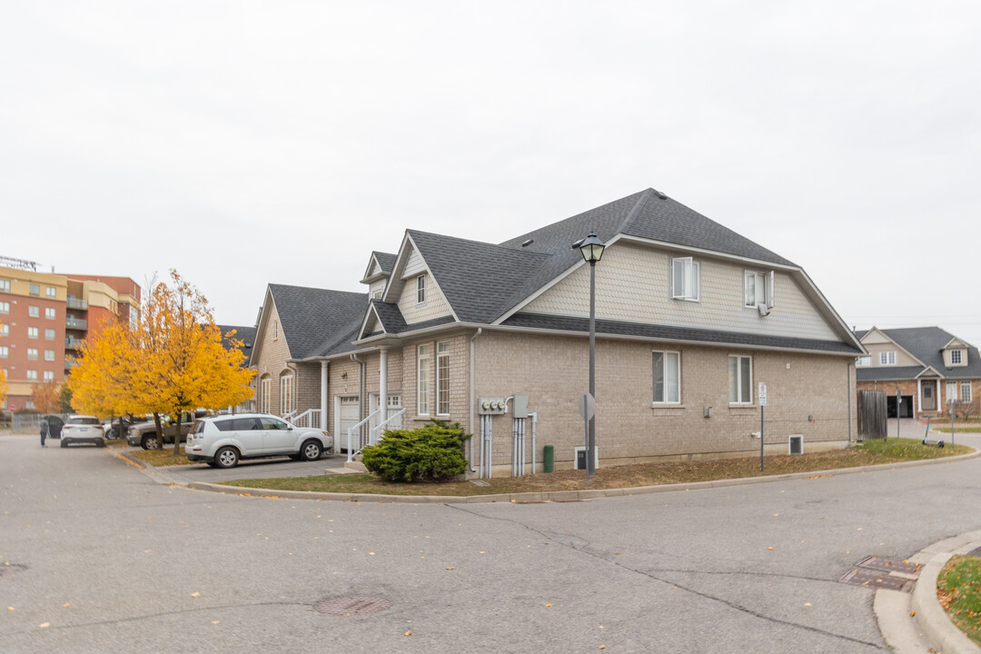 25 Niagara Dr in Oshawa, ON - Building Photo