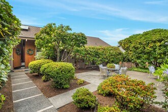 4723 Lakehurst Ln SE in Bellevue, WA - Building Photo - Building Photo