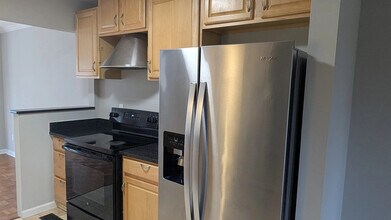 Room in Townhome on Cooper Lake Dr SE in Smyrna, GA - Building Photo - Building Photo