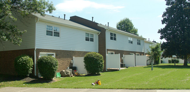 Courthouse Green West Apartments in Richmond, VA - Foto de edificio - Building Photo